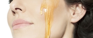 Manuka honey moisturizes the skin